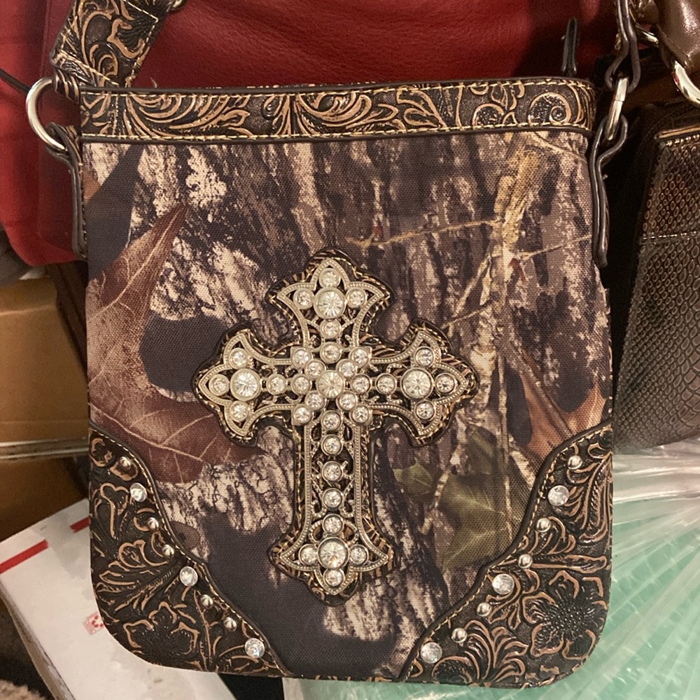 Camouflage crystal cross & studs crossbody nwot 9.5" x 8.75" long strap adj too